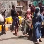 في ذكرى تحريرها ..عدن تعود لزمن الحمير والبغال لجلب الماء