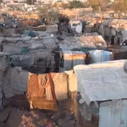 المهمشون في مدينة عتق.. آنين صامت ومعاناة تزلزل الجبال