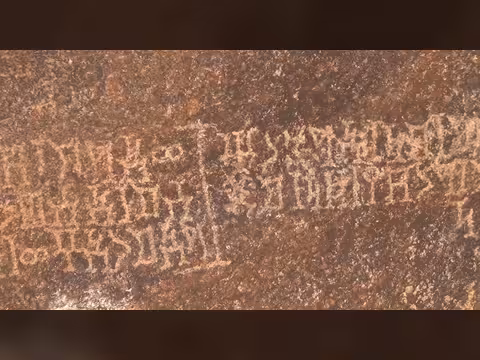 في محافظة شبوة .. نقوش مسندية تقاوم الطمس ومعالم أثرية تصارع الاندثار