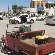 مهندس يمني من شبوة يصنع سيارة من حديد الخردة لمواجهة التكاليف المرتفعة