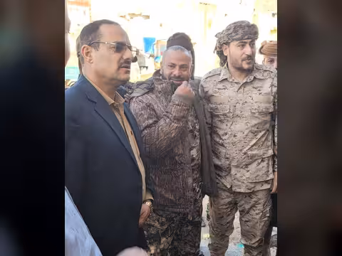 اللواء القبة واللواء باهارون يتفقدان سير العمل بمركز الأحوال المدنية وإدارة أمن مريس بالضالع