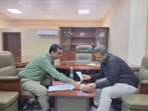 محافظ لحج مراد الحالمي يناقش مدير عام الصحة إطلاق حملة رش ضبابي ورذاذي لمكافحة البعوض في الحوطة وتبن