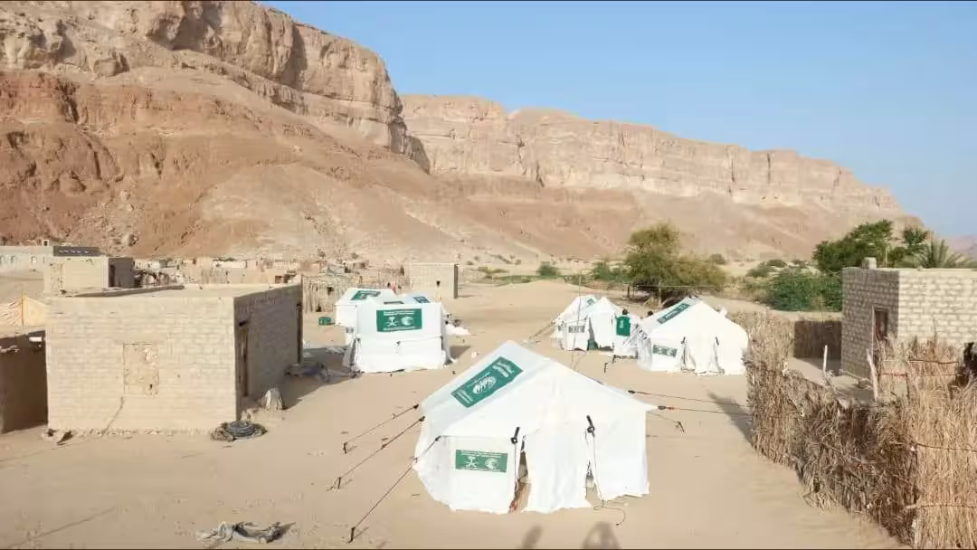 مركز الملك سلمان للإغاثة يوزع مساعدات إيوائية طارئة في محافظة حضرموت