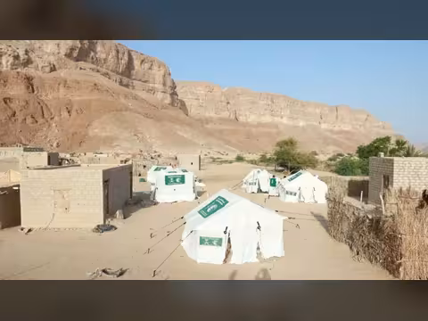 مركز الملك سلمان للإغاثة يوزع مساعدات إيوائية طارئة في محافظة حضرموت