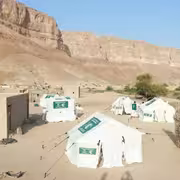 مركز الملك سلمان للإغاثة يوزع مساعدات إيوائية طارئة في محافظة حضرموت