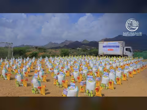 مؤسسة بصمات للتنمية تنفذ إغاثة عاجلة للأسر المتضررة من السيول في مديريتي الوازعية والمخا بمحافظة تعز