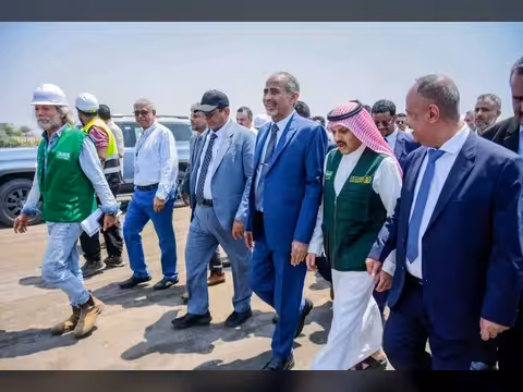 عضو مجلس القيادة محمود أحمد سالم الصبيحي يتفقد سير العمل في وزارة النقل وميناء المعلا ومطار عدن الدولي