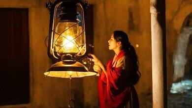 الفانوس في يد امرأة (صورة من توليد الذكاء الاصطناعي)